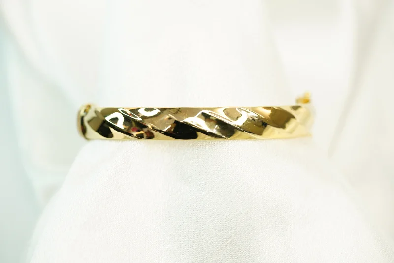 Ladies Bird Bracelets -14k Plane with Diagonal Lines Bangle Bracelet