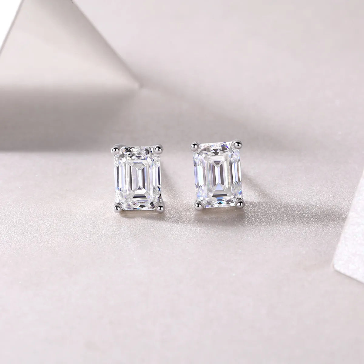 Ladies Earrings Gothic Edge-Simple Style Solid Color Sterling Silver Inlay Moissanite Ear Studs